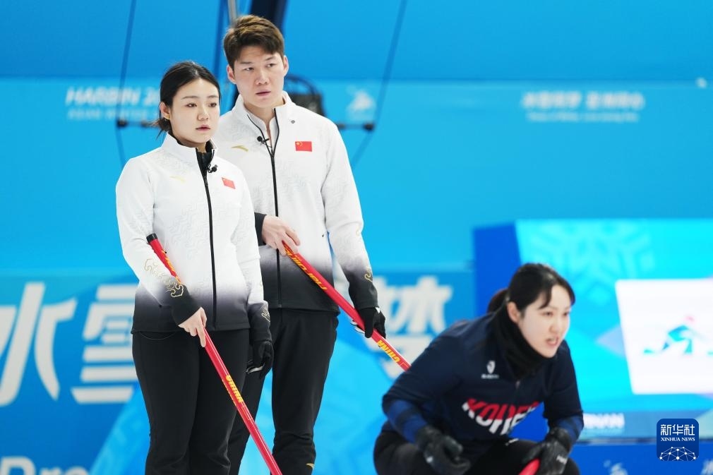 2月6日，中國隊選手王智宇（中）、韓雨（左）在比賽中。新華社記者 王松 攝