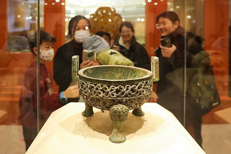 “尋蛇——藏在山西博物院里的蛇”展出的蟠蛇紋鏤空鼎。山西博物院供圖