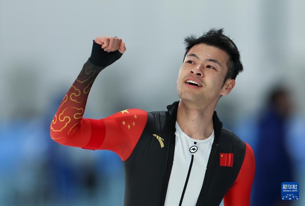 2月8日，寧忠?guī)r慶祝奪冠。新華社記者 王楷焱 攝