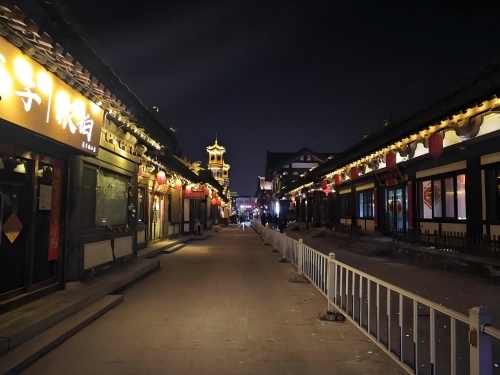 道歉公告發(fā)布后，夜晚10時的古城。人民網(wǎng)記者 黃鈺攝