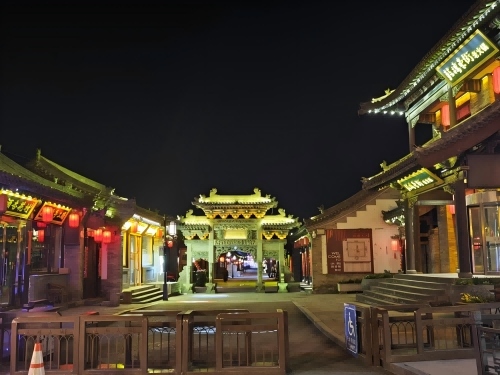 道歉公告發(fā)布后，凌晨5時的古城。人民網(wǎng)記者 黃鈺攝