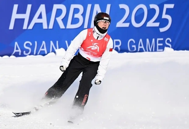 2月9日，徐夢桃在完成動作后慶祝。新華社記者 夏一方攝