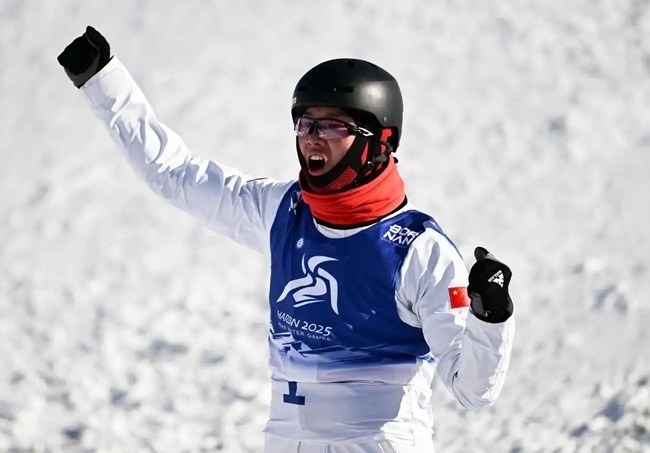 2月9日，李心鵬在比賽后慶祝。新華社記者 夏一方攝