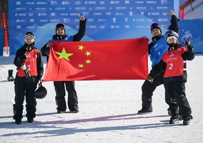 2月10日，中國(guó)隊(duì)選手張小楠、楊文龍、姜鑫杰與熊詩(shī)芮（從左至右）在比賽后慶祝。新華社記者 楊青攝