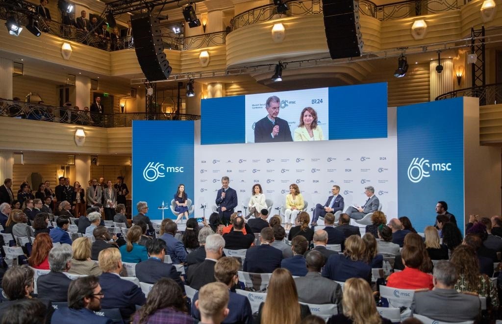 2024年2月18日，慕安會(huì)主席克里斯托夫·霍伊斯根（中左二）在德國(guó)慕尼黑舉行的第60屆慕尼黑安全會(huì)議上發(fā)表閉幕致辭。新華社記者 張帆 攝