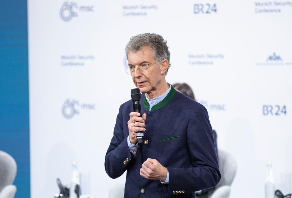 2024年2月18日，慕安會(huì)主席克里斯托夫·霍伊斯根在德國(guó)慕尼黑舉行的第60屆慕尼黑安全會(huì)議上發(fā)表閉幕致辭。新華社記者 張帆 攝
