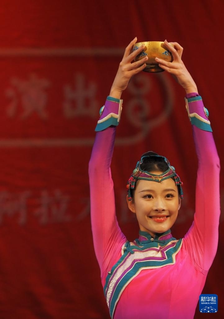 2月11日，在哈薩克斯坦阿拉木圖的阿拜國家歌劇和芭蕾舞劇院，中國演員表演舞蹈。新華社記者 趙宇 攝