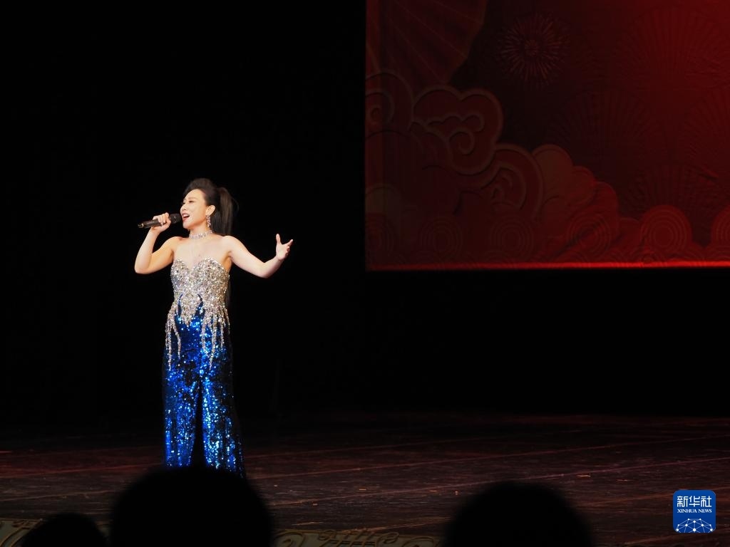 2月11日，歌手在哈薩克斯坦阿拉木圖的阿拜國家歌劇和芭蕾舞劇院演唱歌曲。新華社記者 趙宇 攝