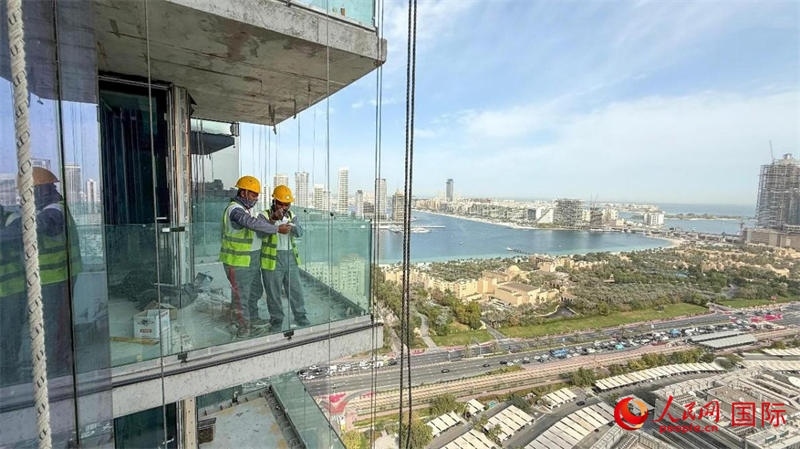 工人正在高層作業(yè)。人民網(wǎng)塔里克·易卜拉欣攝