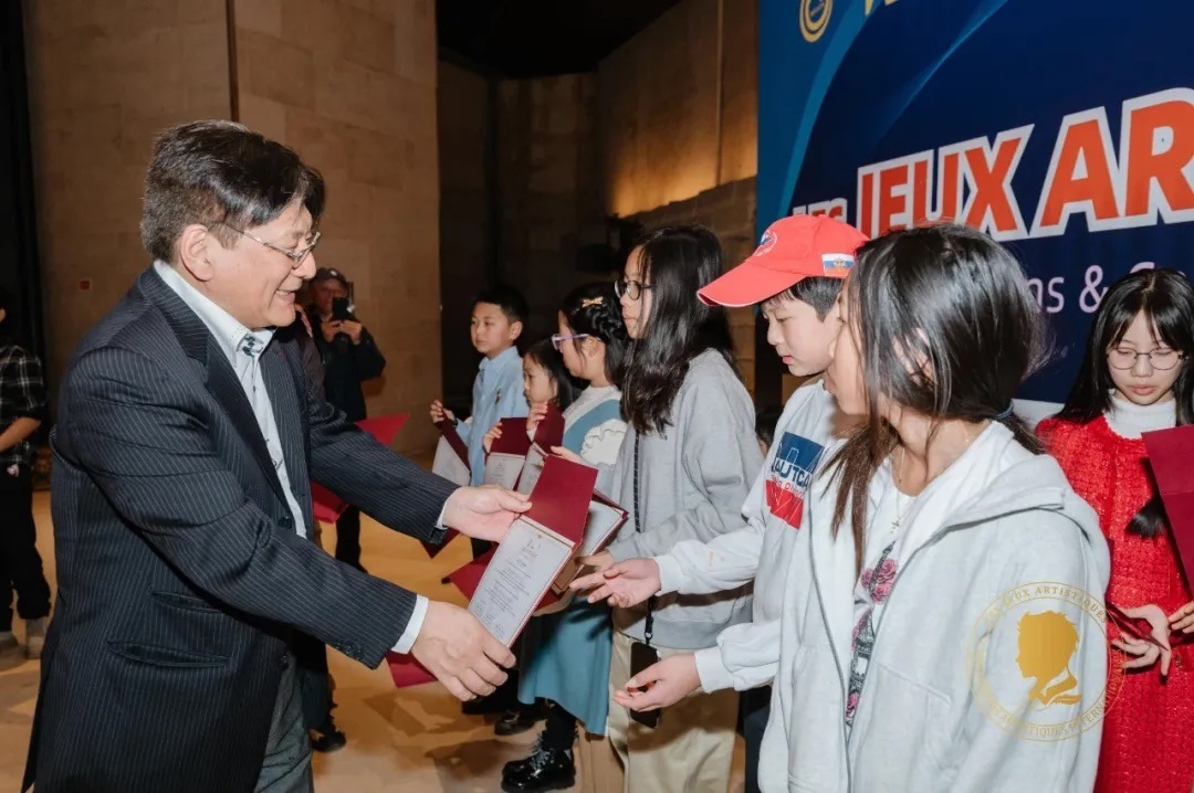 圖2：亞丁為獲獎(jiǎng)兒童頒發(fā)證書。法中交流促進(jìn)會(huì)供圖