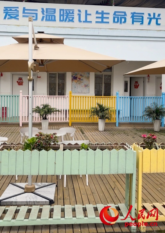 為讓“老小孩”住著開心，南泉鎮(zhèn)衛(wèi)生院設(shè)計成幼兒園風(fēng)格。人民網(wǎng) 陳葉欣攝