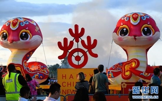 圖為游客在2025年奧克蘭元宵燈節(jié)游覽。（圖片由奧克蘭中國文化中心提供）