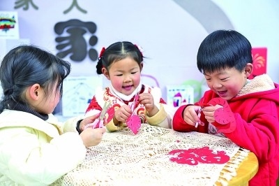 圖為孩子們在老師指導(dǎo)下制作蛇年主題剪紙。 新華社記者 徐昱攝