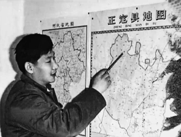 習(xí)近平在辦公室地圖前謀劃正定的發(fā)展。（圖源：《讓群眾過上好日子——習(xí)近平正定足跡》）