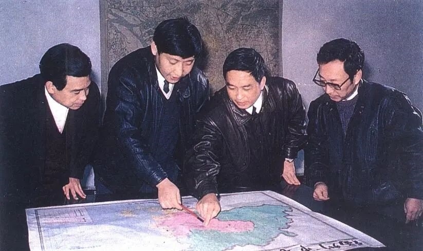 1991年12月，習(xí)近平與同事討論福州市戰(zhàn)略規(guī)劃設(shè)想。（圖源：《習(xí)近平在福州》）