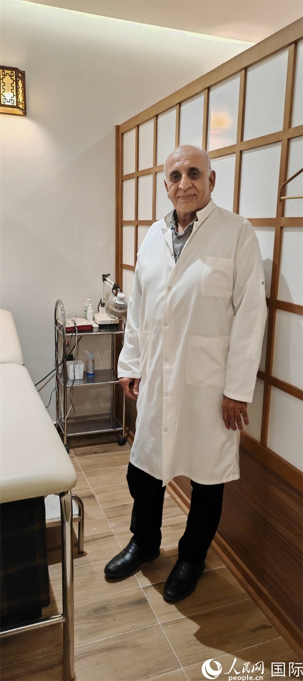 哈利勒在中醫(yī)診所。人民網記者 黃培昭攝