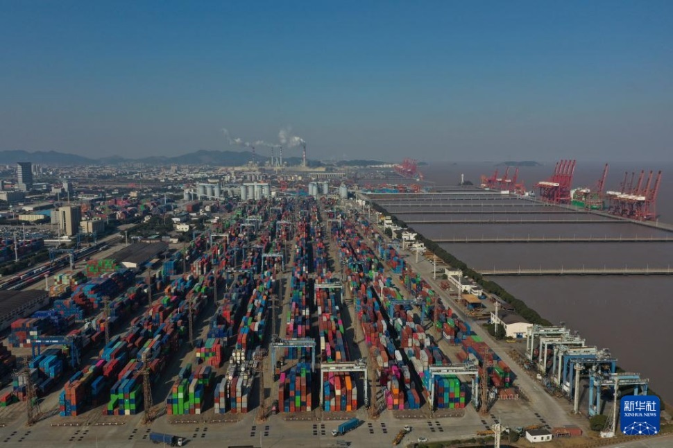  1月24日拍攝的寧波舟山港北侖港區(qū)集裝箱碼頭。 新華社記者 黃宗治 攝