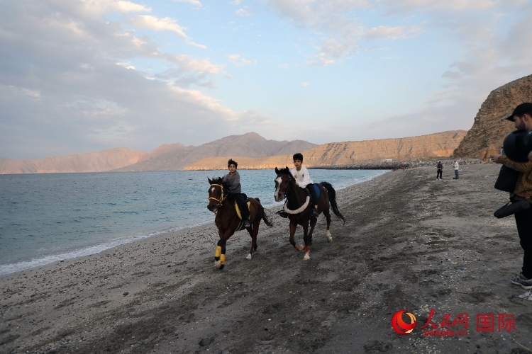 圖為游客在穆桑代姆一處海灘公園休閑玩耍。人民網(wǎng)記者 沈小曉攝