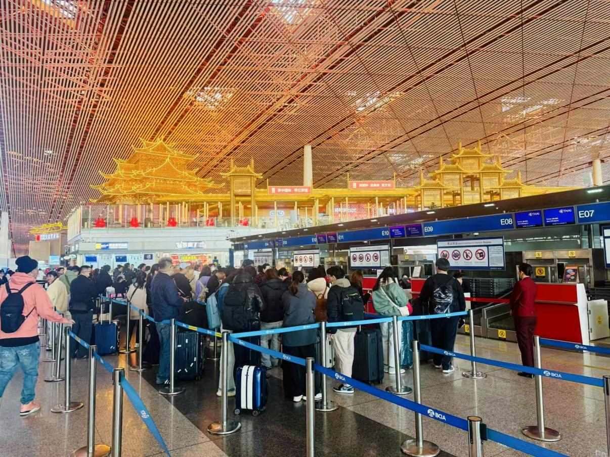 旅客在首都機場值機柜臺辦理乘機手續(xù)。人民網(wǎng)記者 喬雪峰攝