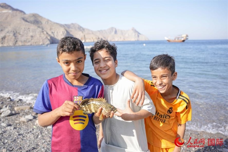 在海邊玩耍的孩子們。人民網(wǎng) 塔里克·易卜拉欣攝