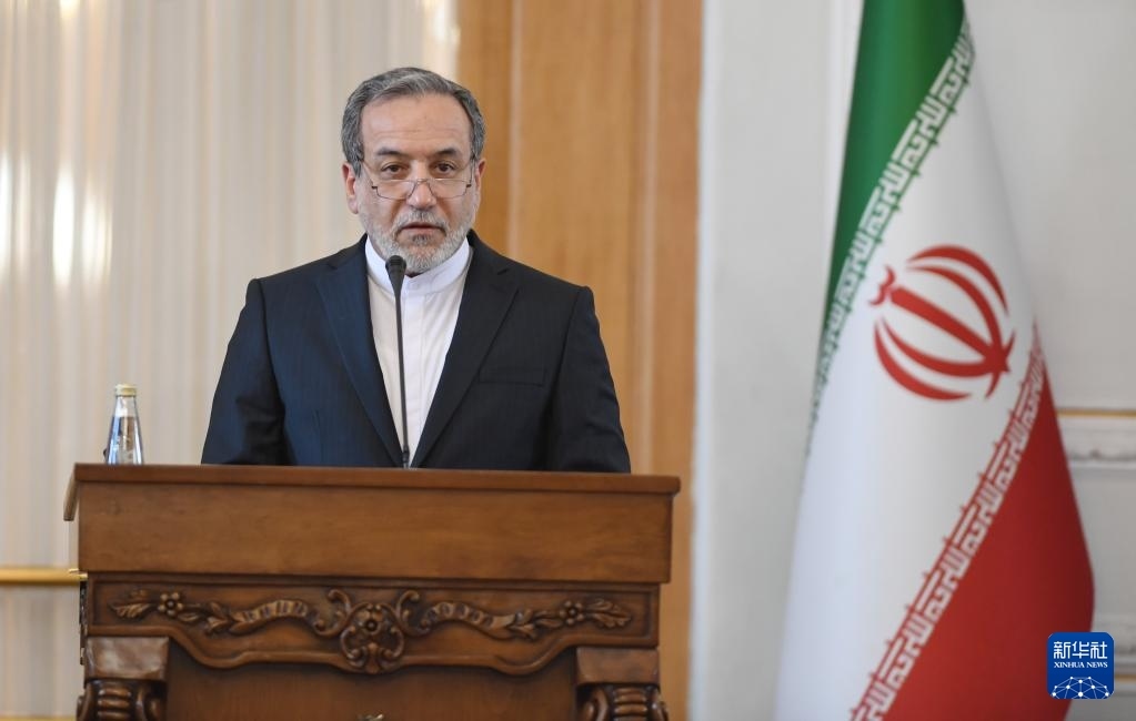 2月25日，在伊朗德黑蘭，伊朗外交部長(zhǎng)阿拉格齊出席聯(lián)合新聞發(fā)布會(huì)。新華社記者 沙達(dá)提 攝