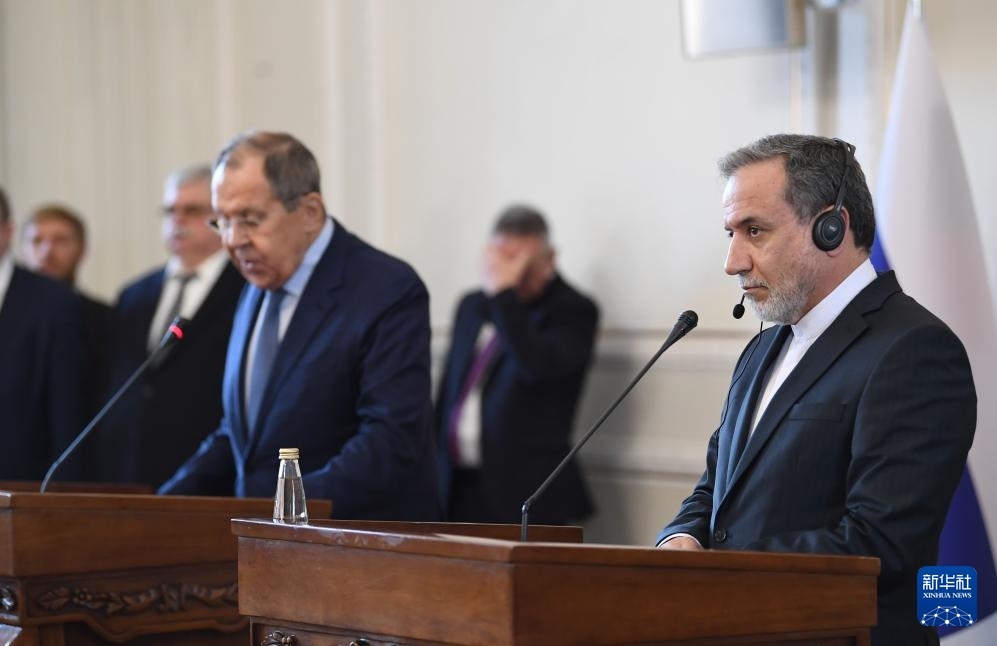 2月25日，在伊朗德黑蘭，伊朗外交部長(zhǎng)阿拉格齊（右）與俄羅斯外長(zhǎng)拉夫羅夫出席聯(lián)合新聞發(fā)布會(huì)。新華社記者 沙達(dá)提 攝