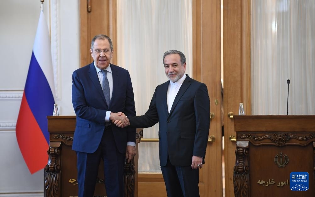 2月25日，在伊朗德黑蘭，伊朗外交部長(zhǎng)阿拉格齊（右）與俄羅斯外長(zhǎng)拉夫羅夫出席聯(lián)合新聞發(fā)布會(huì)。新華社記者 沙達(dá)提 攝