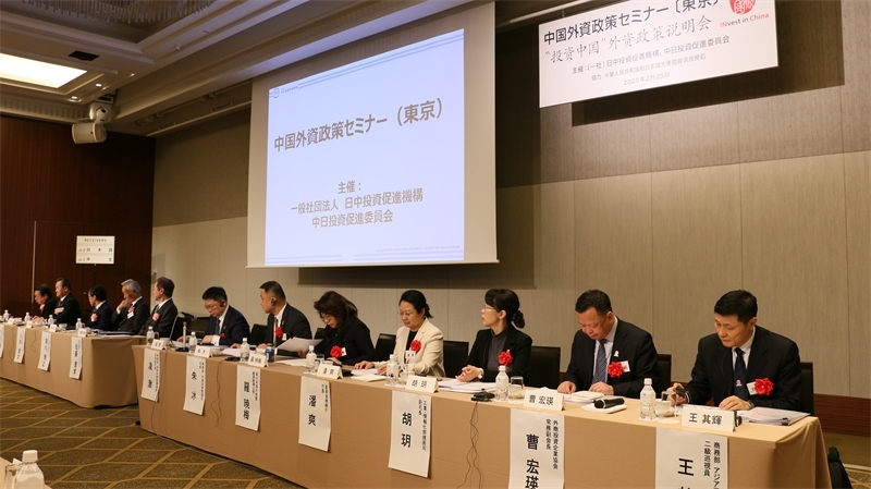 商務(wù)部和工業(yè)和信息化部相關(guān)司局負(fù)責(zé)人進(jìn)行政策說明以及答疑解惑。人民網(wǎng) 許可攝