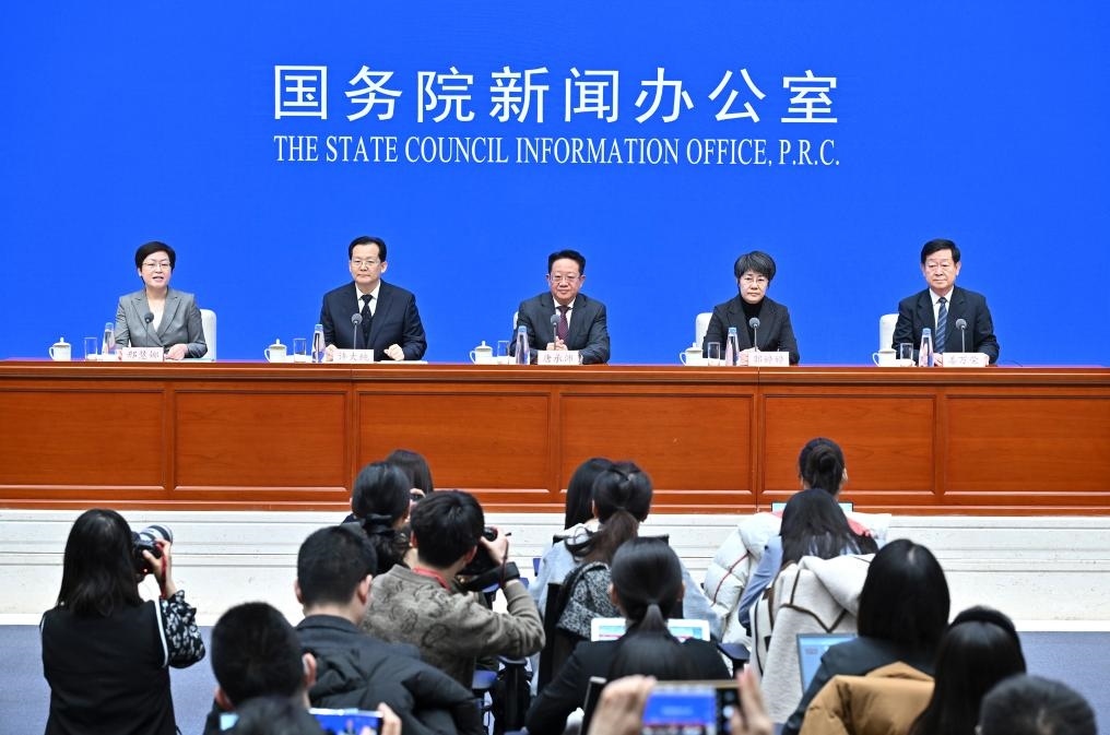 2月28日，國(guó)務(wù)院新聞辦公室在北京舉行國(guó)務(wù)院政策例行吹風(fēng)會(huì)，民政部副部長(zhǎng)唐承沛、財(cái)政部副部長(zhǎng)郭婷婷、自然資源部副部長(zhǎng)許大純、住房城鄉(xiāng)建設(shè)部副部長(zhǎng)姜萬榮和國(guó)務(wù)院新聞辦公室新聞發(fā)言人介紹2024年國(guó)務(wù)院部門辦理全國(guó)人大代表建議和全國(guó)政協(xié)提案工作有關(guān)情況，并答記者問。新華社記者 李鑫 攝