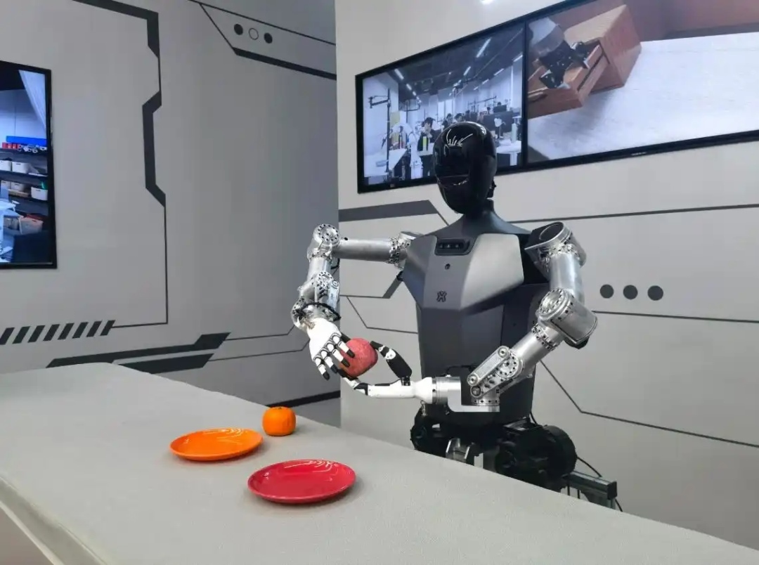 △2025年2月24日，北京“機(jī)器人大世界”展出的機(jī)器人正在完成日常家務(wù)。