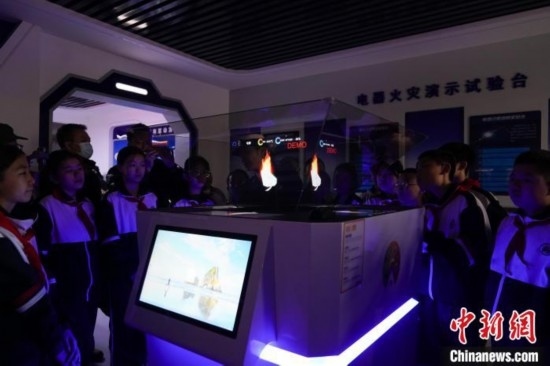 圖為學(xué)生們參觀道里區(qū)消防救援大隊(duì)消防科普體驗(yàn)館內(nèi)幻影成像燃燒三要素實(shí)驗(yàn)臺(tái)。中新社記者 趙宇航 攝