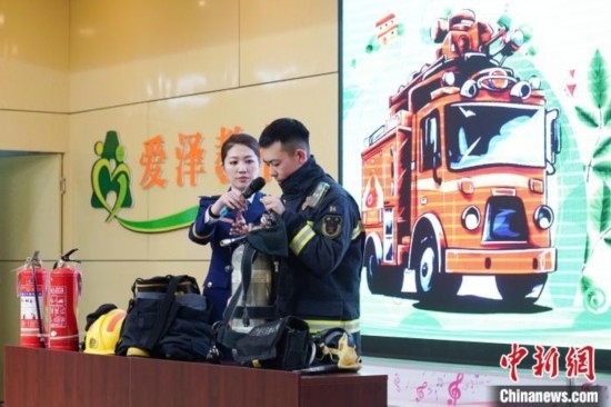圖為消防員介紹消防裝備。中新社記者 趙宇航 攝