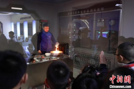 圖為學(xué)生們參觀道里區(qū)消防救援大隊(duì)消防科普體驗(yàn)館內(nèi)火場真實(shí)體驗(yàn)演示區(qū)。中新社記者 趙宇航 攝