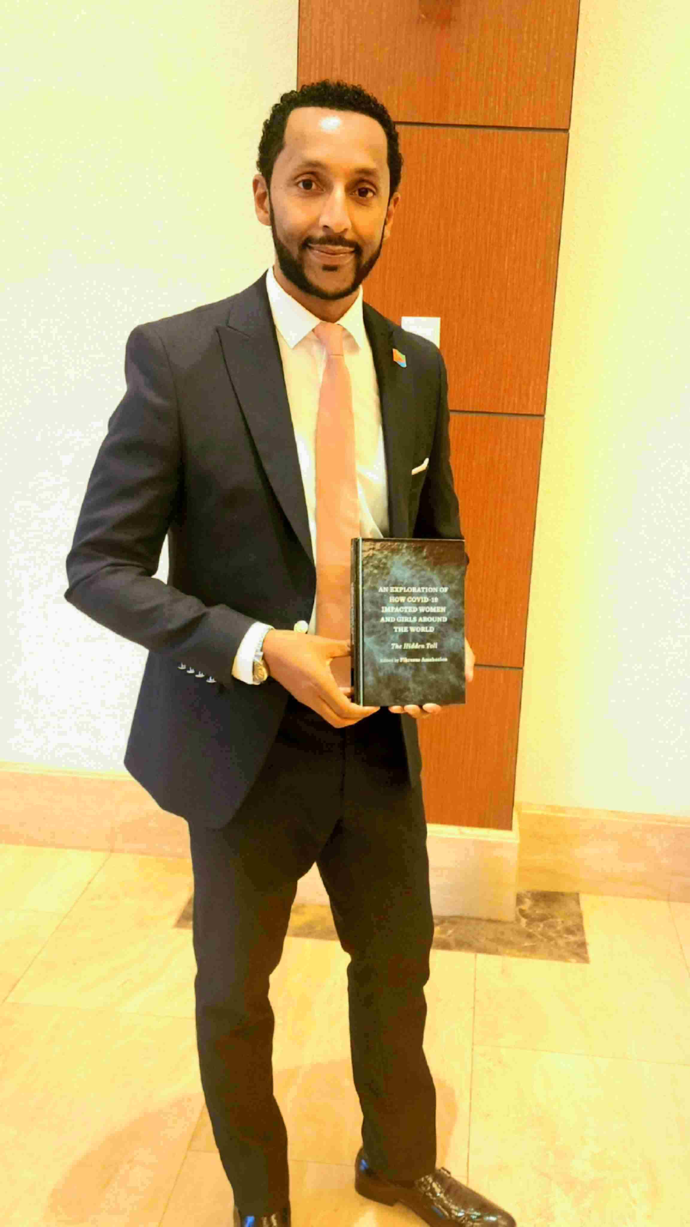 厄立特里亞戰(zhàn)略研究中心研究員、知名作家學(xué)者菲克雷耶蘇斯。圖片由受訪者提供