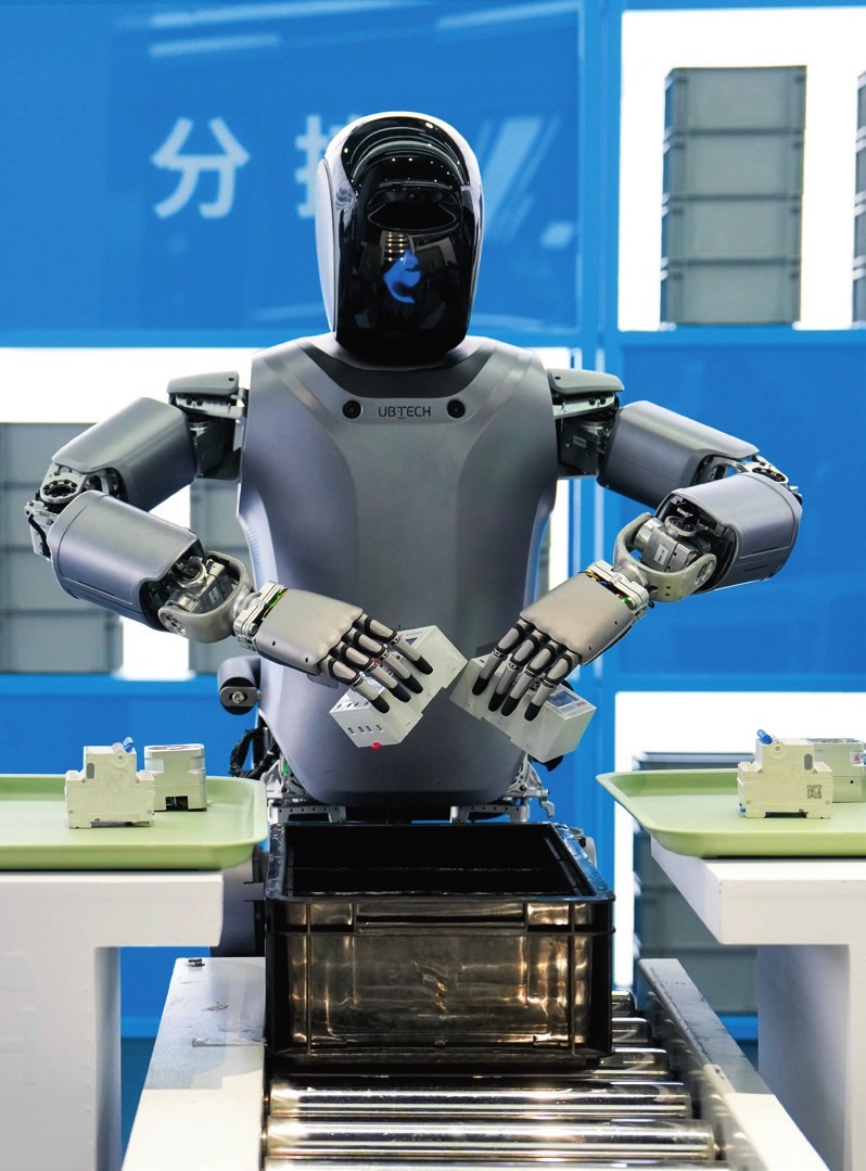 北京“機(jī)器人大世界”展示的優(yōu)必選人形機(jī)器人（2025年2月24日攝）。鞠煥宗攝/本刊