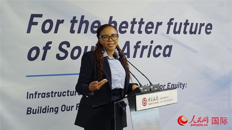 馬塞莫拉女士詳細介紹了南非政府在基礎(chǔ)設施建設方面的最新規(guī)劃和社會公益項目。人民網(wǎng) 劉暢攝
