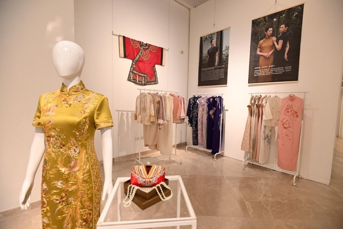 展覽現(xiàn)場展出各種款式的精美旗袍。新加坡中國文化中心供圖