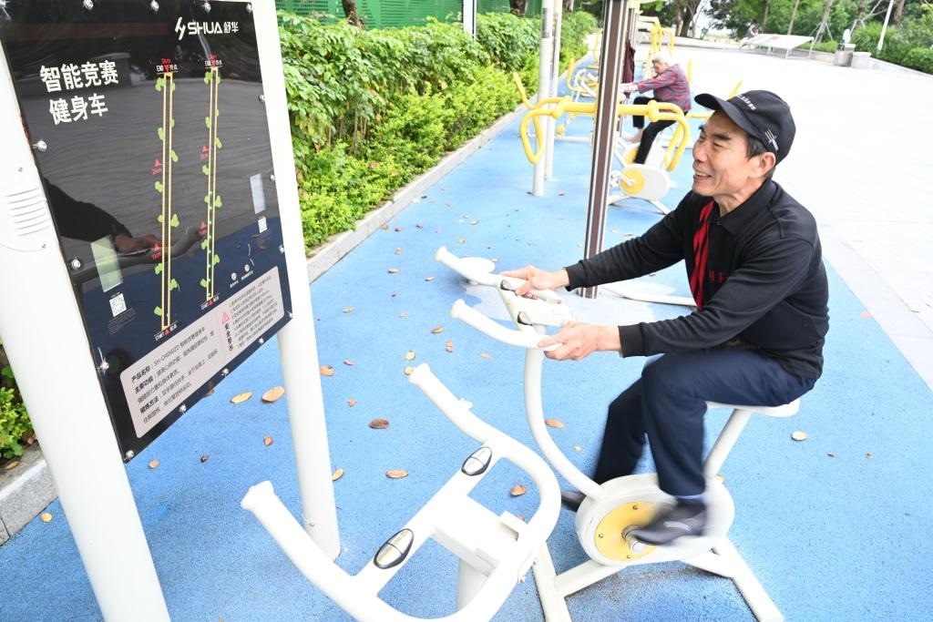 2023年4月24日，市民在福州市鼓樓區(qū)西河智慧體育公園使用智能競賽健身車。新華社記者 林善傳 攝