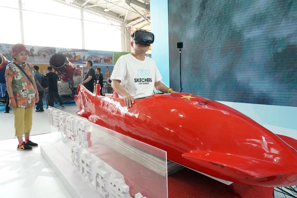 2023年9月15日，觀眾在2023國際冬季運(yùn)動（北京）博覽會現(xiàn)場通過VR設(shè)備體驗(yàn)雪車。新華社記者 任超 攝