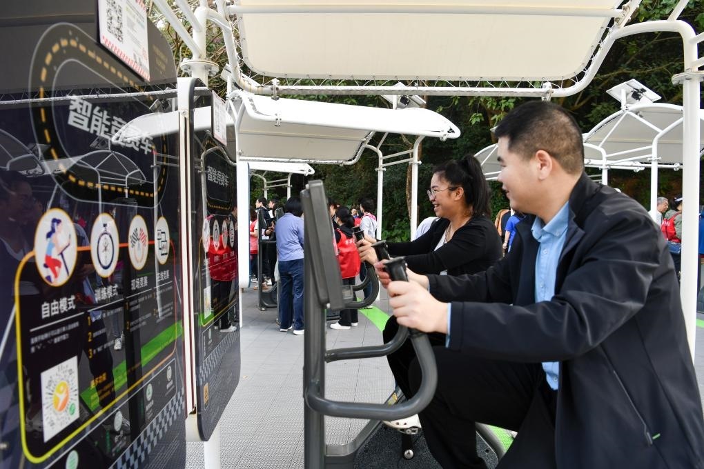 2024年1月20日，市民在蓮花山公園西區(qū)室外智能健身房參加競賽活動。當(dāng)日，深圳市室外智能健身競賽活動舉行。新華社記者 梁旭 攝