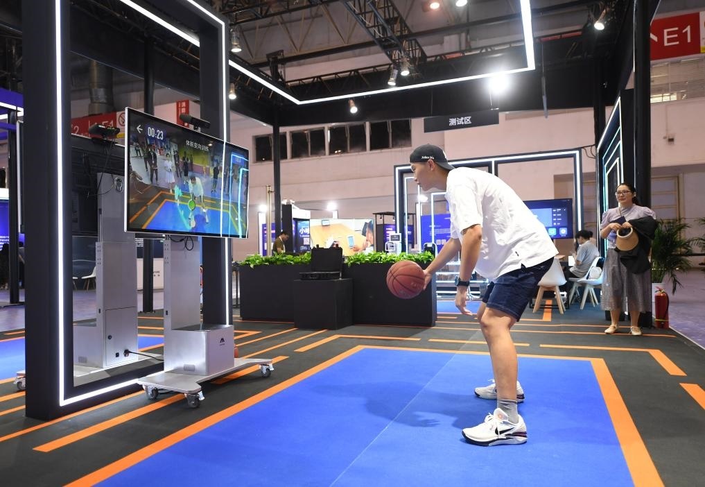 2023年8月25日，在HICOOL2023全球創(chuàng)業(yè)者峰會展覽展示區(qū)，觀眾體驗(yàn)AI智慧體育運(yùn)動系統(tǒng)。當(dāng)日，HICOOL2023全球創(chuàng)業(yè)者峰會在位于北京市順義區(qū)的中國國際展覽中心（新館）開幕。新華社記者 任超 攝