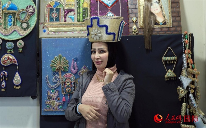 設(shè)計(jì)師展示亞述國(guó)王同款王冠。人民網(wǎng)伊納斯·易卜拉欣攝