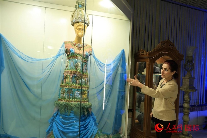 設(shè)計(jì)師展示服飾。人民網(wǎng)伊納斯·易卜拉欣攝