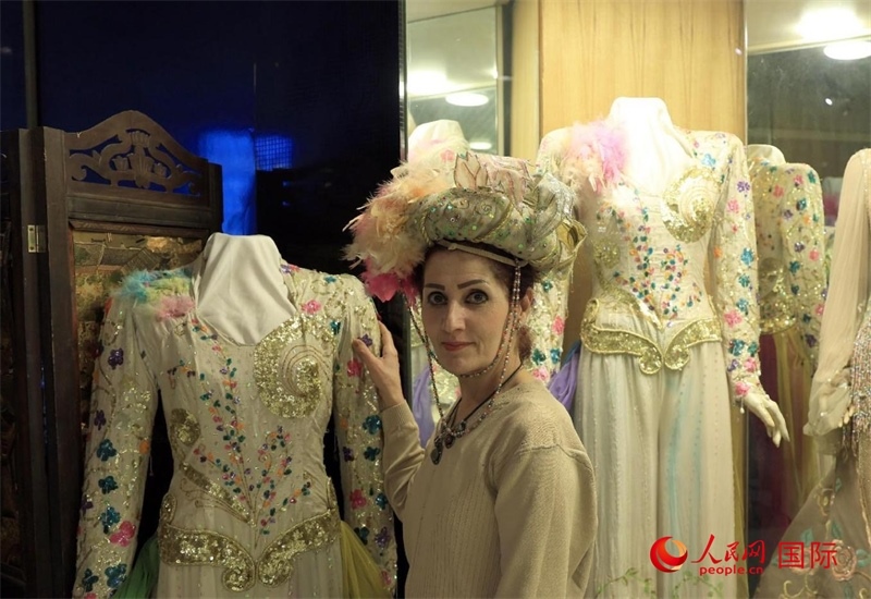 設(shè)計(jì)師展示阿拉伯阿巴斯王朝時(shí)期王冠。人民網(wǎng)伊納斯·易卜拉欣攝