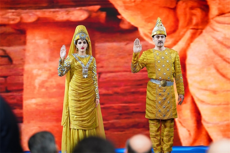 伊拉克時(shí)尚館舉辦的時(shí)裝展上，模特展示亞述時(shí)期服飾。伊拉克時(shí)尚館供圖