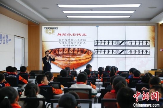 圖為學生在“國寶音樂會”社教課中了解舞蹈紋彩陶盆。中新社記者 馬銘言 攝