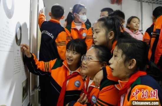 圖為學生參觀青海省博物館“1+3”主題流動展覽，了解在青海喇家遺址出土的齊家文化 · 玉三璜聯(lián)璧。中新社記者 馬銘言 攝