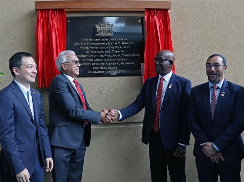 特多總理基思·羅利（右二）等特方政要、中國駐特多使館臨時代辦楊晗（左一）等出席西班牙港總醫(yī)院項(xiàng)目揭幕儀式。中國鐵建（加勒比）有限公司供圖