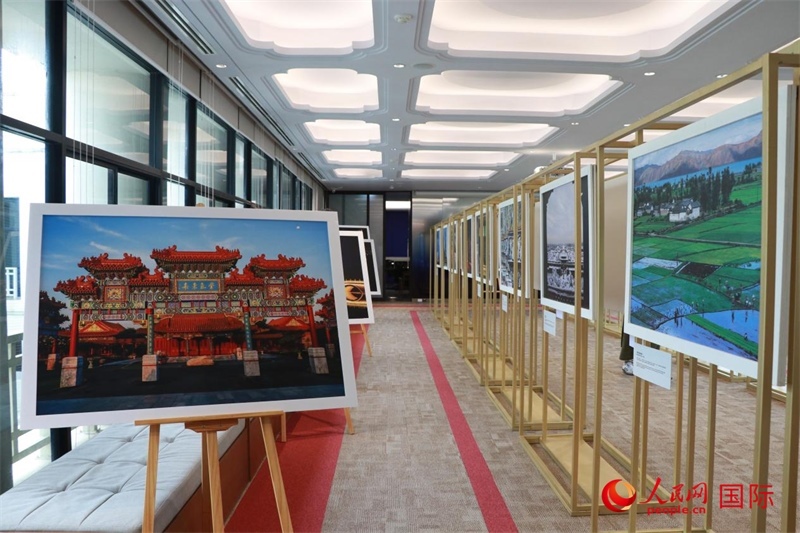 “遇見”攝影展現(xiàn)場。朱瀟逸攝