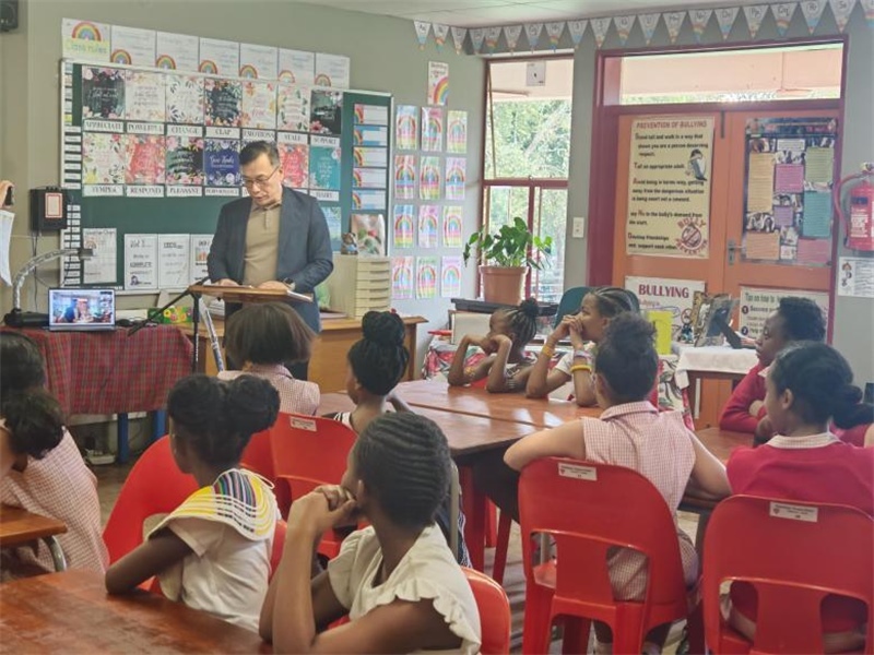 中國(guó)文化中心孔子課堂外方院長(zhǎng)陸志雷博士發(fā)言。